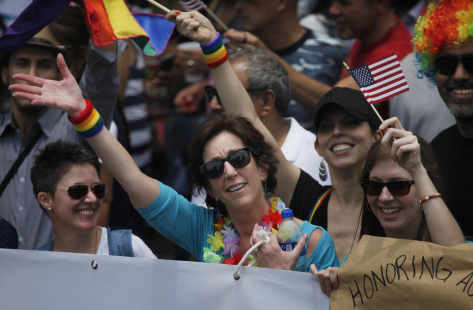 “Vamos a luchar contra cualquier tipo de discriminación y odio. Rechazamos esas actitudes, es nuestro rol. Después de Orlando para mí fue una cosa muy natural salir a marchar en este día”, dijo Jacobson, quien fue la primera embajadora de Estados Unidos en participar en una marcha de este tipo.