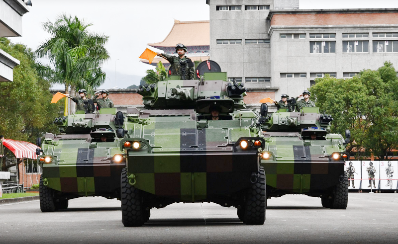 憲兵指揮部14日舉行「慶祝91週年部慶活動」並展示30鏈砲8輪甲車等現役裝備。（憲兵指揮部提供）