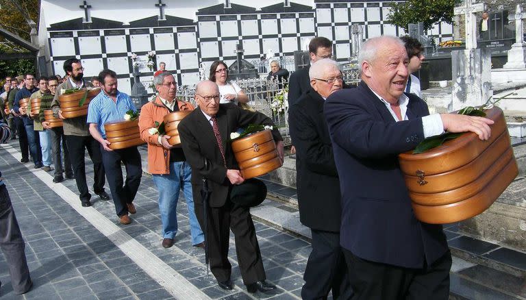 Actos públicos de entrega de restos a los familiares.