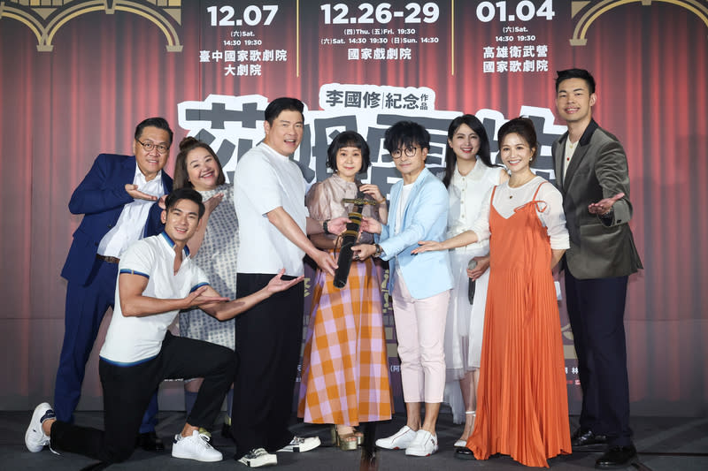 李國修紀念作「莎姆雷特」北中南3地演出（1） 已故戲劇家李國修紀念作品「莎姆雷特」經典版12月 起將在台中、台北、高雄等地演出，19日舉辦記者會 宣傳，演員朱德剛（左）、亮哲（左2）、鍾欣凌 （左3）、曾國城（左4）、唐從聖（右4）、阿喜 （右3）、吳怡霈（右2）、陳大天（右）與藝術顧問 王月（中）出席。 中央社記者吳家昇攝  113年6月19日 