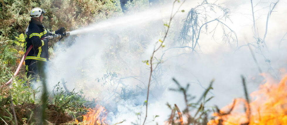 Entre feu « fixé » et feu « maîtrisé », il existe une différence sur le terrain.  - Credit:Mathieu Pattier / Ouest France / MAXPPP / PHOTOPQR/OUEST FRANCE/MAXPPP