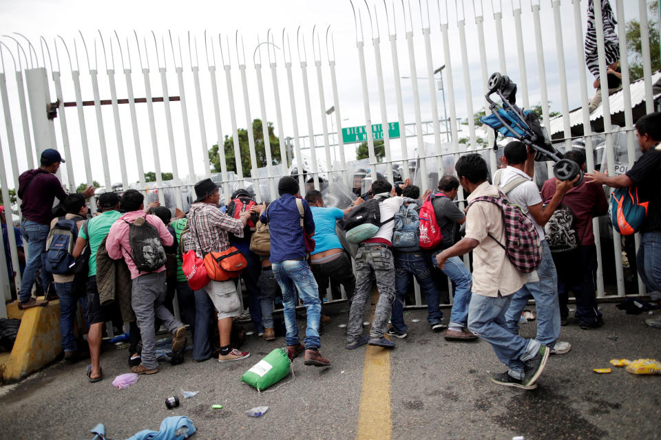 FOTOS | Así rompieron los migrantes el cerco fronterizo para entrar a México