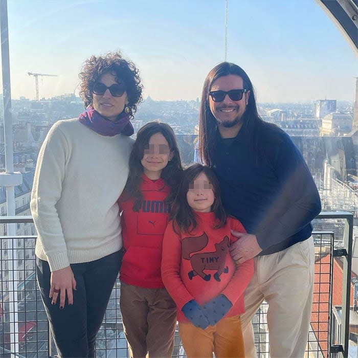 Martín Barreiro, el hombre del tiempo de TVE, con su familia en París