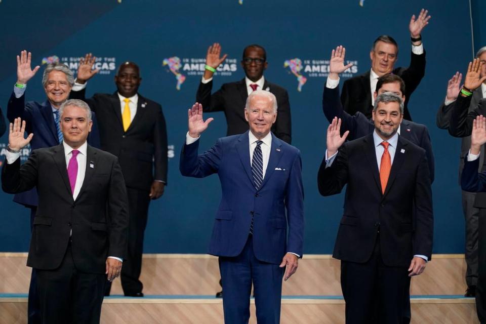 El presidente Joe Biden, al centro, participa en una foto junto al presidente de Colombia, Iván Duque, a la izquierda, y el presidente de Paraguay, Mario Abdo Benítez, y otros jefes de delegación en la Cumbre de las Américas, el viernes 10 de junio de 2022 en Los Ángeles.