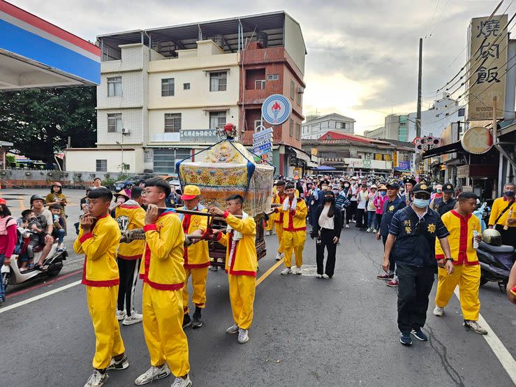 「羅漢門迎佛祖」遶境隊伍浩浩蕩蕩至旗山。圖攝於旗山車站前。（記者湯茗富攝）