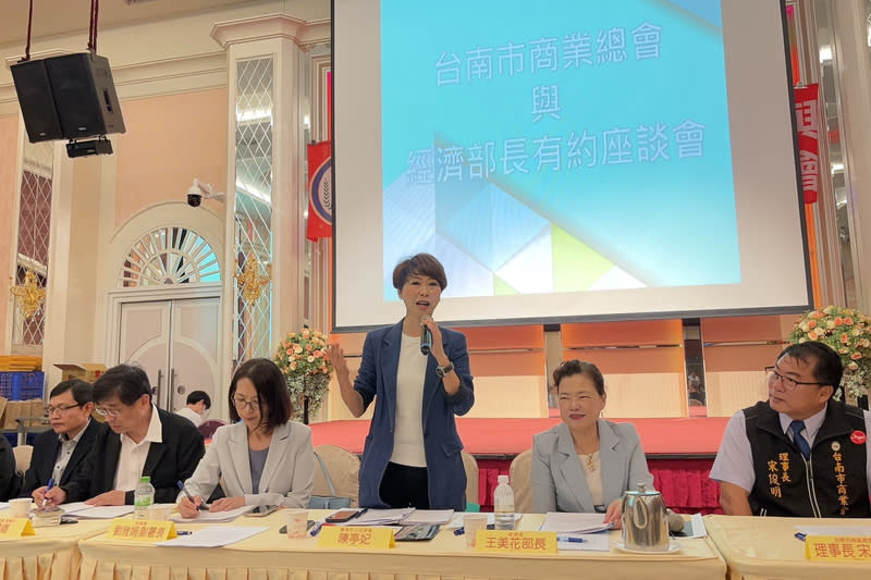 王美花與台南中小企業代表座談 民進黨立委陳亭妃（右3）22日邀請經濟部長王美花 （右2）到台南與中小企業代表座談，傾聽廠商心 聲，探討台南產業發展與困境，以及政府如何提供協 助。 （陳亭妃服務處提供） 中央社記者楊思瑞台南傳真  113年4月22日 