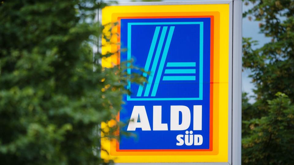 Das Logo von Aldi Süd ist an einer Filiale in München zu sehen. Foto: Matthias Balk/Illustration