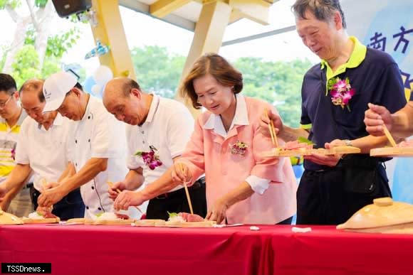 宜蘭縣「南方澳鮪娓道來」黑鮪、黃鰭鮪及鬼頭刀推廣行銷，在台北希望廣場舉辦品嚐會，縣長林姿妙出席。（宜縣府提供）