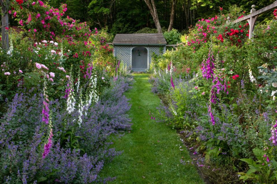 a small building in a garden