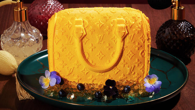 Louis Vuitton Cake  Louis vuitton cake, Chanel cake, Fashion cakes