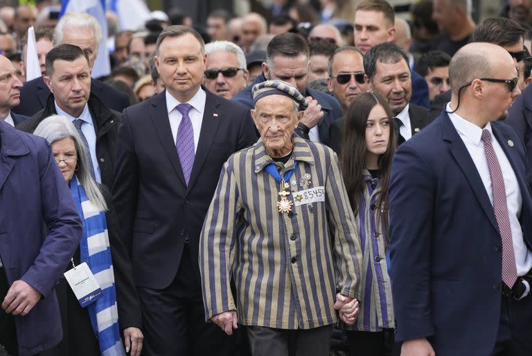 El presidente polaco Andrzej Duda, centro izquierda, y el sobreviviente estadounidense de Auschwitz, Edward Mosberg, centro derecha, asisten a la recordación anual del Holcausto en Oswiecim, Polonia (AP Foto/Czarek Sokolowski)