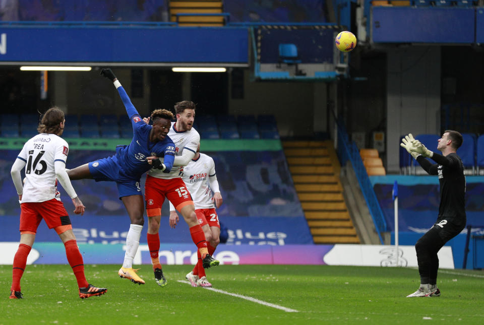 Tammy Abraham (segundo a la izquierda) anota el segundo gol de Chelsea en la victoria 3-1 ante Luton Town en la Copa FA, el domingo 24 de enero de 2021, en Londres. (AP Foto/Ian Walton)