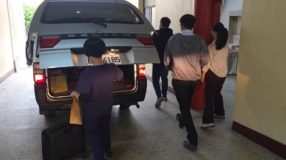 檢方十九日下午會同法醫解剖釐清男嬰詳細死因。(記者王勗攝)