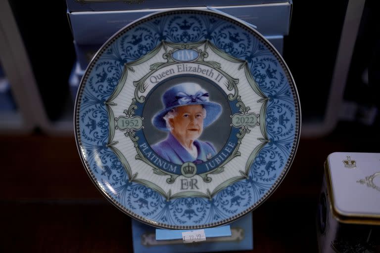 Un plato de recuerdo del Jubileo de Platino de la Reina Isabel II de Gran Bretaña se exhibe a la venta dentro de la tienda Cool Britannia cerca del Palacio de Buckingham, en Londres, el jueves 26 de mayo de 2022