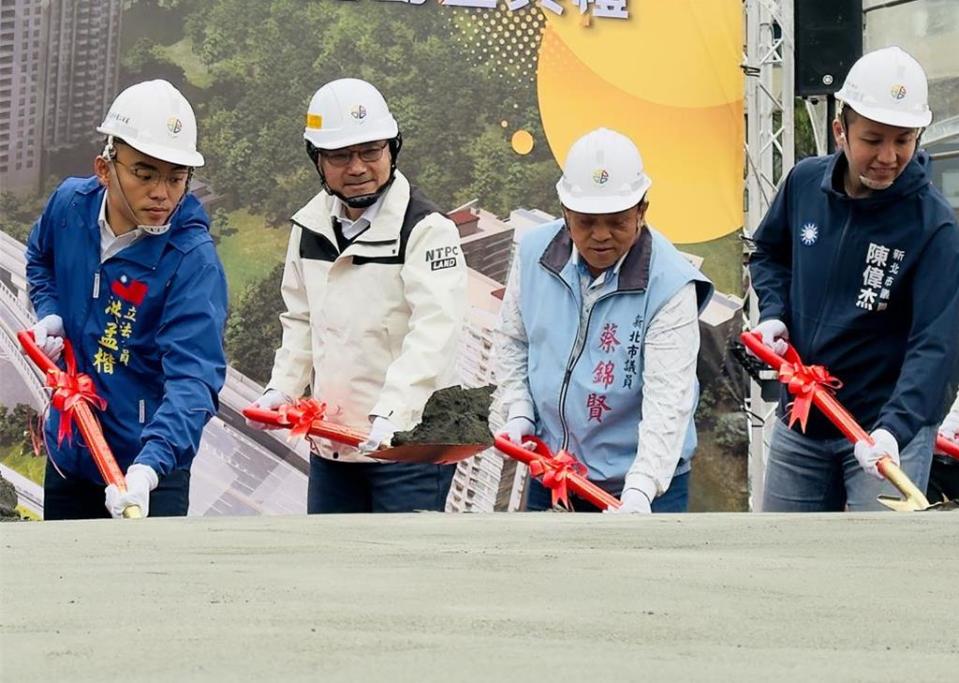 新北市長侯友宜今參加淡北道路開工動土典禮，強調會做好交維計畫，避免交通受到更嚴重的影響。（呂健豪攝）