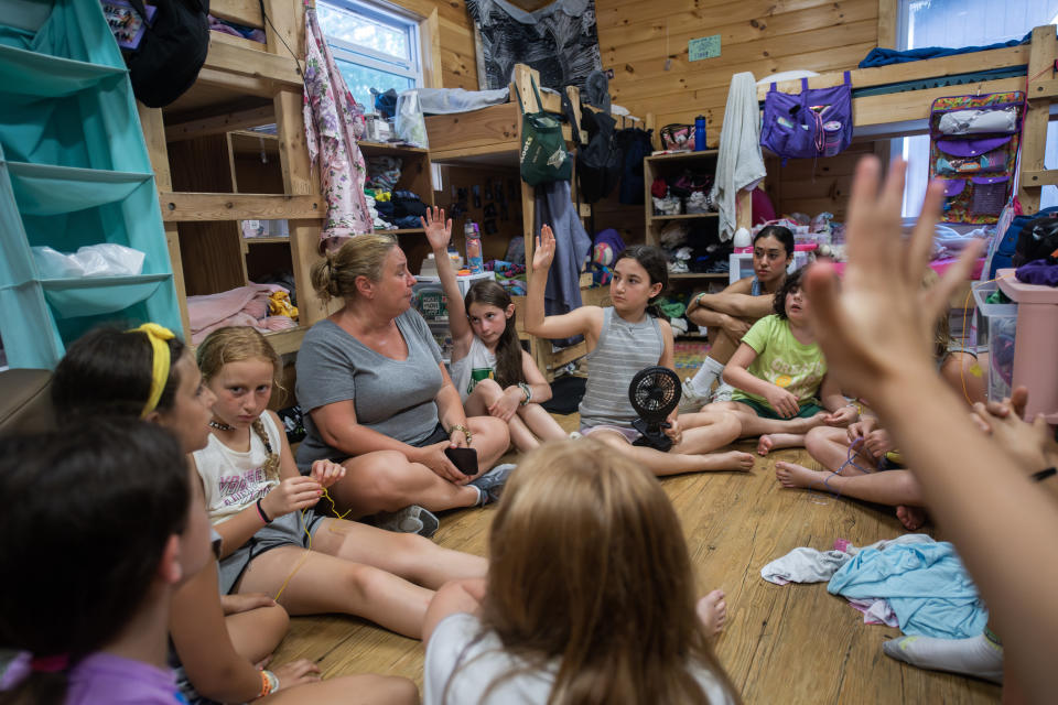 Heather Klein, coordinadora de salud mental de NJY Camps, una red de campamentos judíos de verano, lidera una conversación sobre algunos problemas de convivencia con niñas en Nah-Jee-Wah, un campamento en Milford, Pensilvania, el 28 de julio de 2023. (Brittainy Newman/The New York Times)