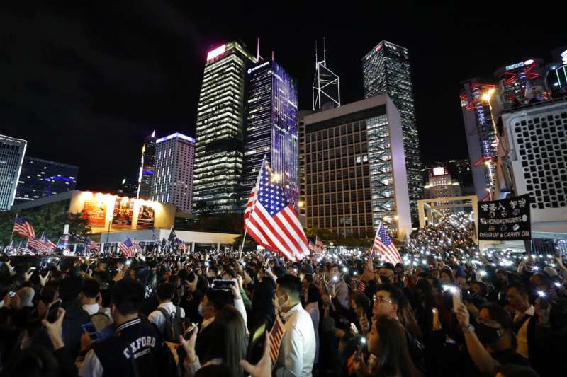 美國總統川普27日正式簽署《香港人權與民主法案》，讓支持「五大訴求」的反送中抗爭者上街遊行慶祝。（美聯社）