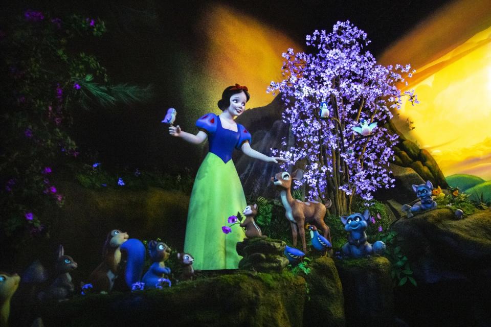 Animatronic Snow White and birds and animals