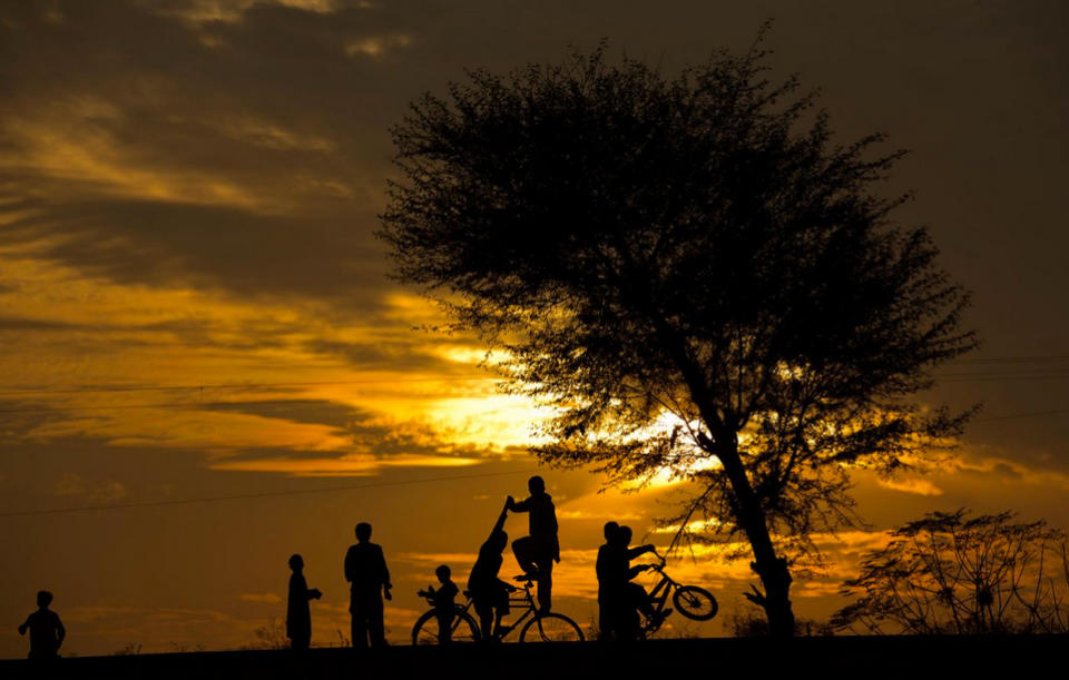 Pakistanische Jungen spielen bei Sonnenuntergang entlang einer Eisenbahnstrecke am Stadtrand von Islamabad, Pakistan. (Bild: AP Photo/B.K. Bangash)