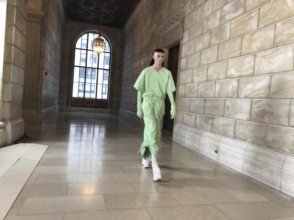 Un modelo recorre la pasarela durante la presentación de la colección otoño 2022 de Marc Jacobs en la Biblioteca Pública de Nueva York, el lunes 27 de junio de 2022. (Foto AP/Jocelyn Noveck)