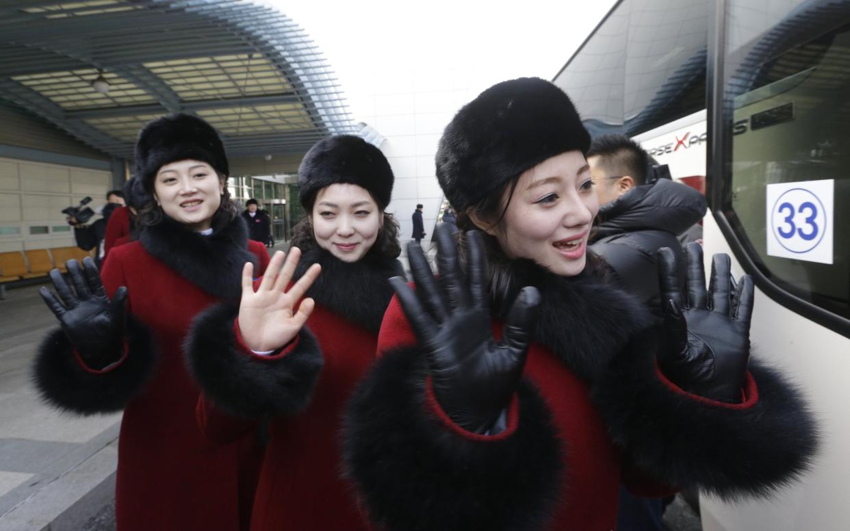 SEL101. PAJU (COREA DEL SUR), 07/02/2018.- Los grupos de animadoras de Corea del Norte saludan hoy, miércoles 7 de febrero de 2018, cerca de la zona desmilitarizada en Paju (Corea del Sur). Una delegación de Corea del Norte, incluidos miembros de un grupo de animadores entrenado por el estado, llegó a Corea del Sur para los Juegos Olímpicos de Invierno de Pyeongchang 2018. EFE/AHN YOUNG-JOON/POOL