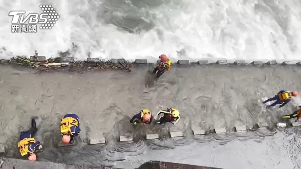 當時蘇姓領隊帶著學童和家長，通過此處梳子壩，遭湍急水流沖走。（圖／TVBS）