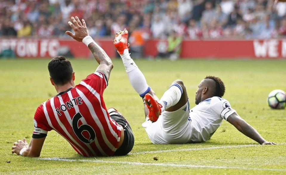 Football Soccer Britain - Southampton v Sunderland - Premier League - St Mary's Stadium - 27/8/16 Sunderland's Jermain Defoe is fouled by Southampton's Jose Fonte for a penalty Reuters / Peter Nicholls Livepic EDITORIAL USE ONLY. No use with unauthorized audio, video, data, fixture lists, club/league logos or "live" services. Online in-match use limited to 45 images, no video emulation. No use in betting, games or single club/league/player publications. Please contact your account representative for further details.