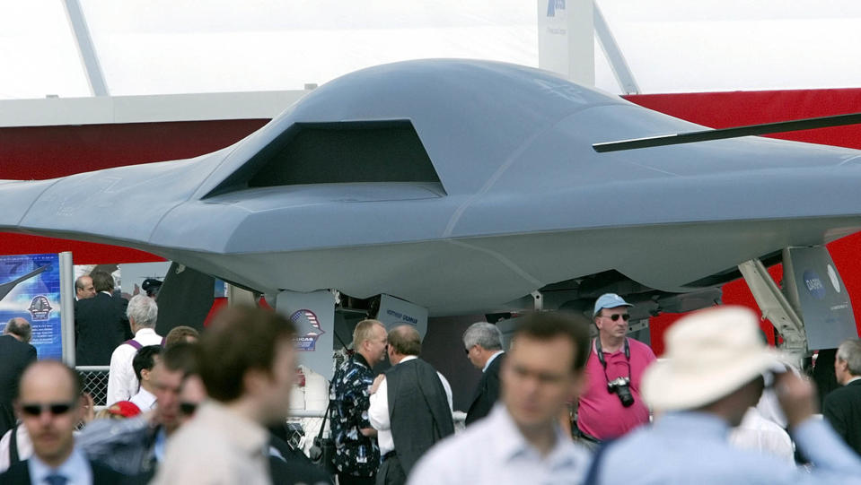 En febrero, un avión de combate sin tripulación y con un diseño semejante al ala de un murciélago surcó los cielos de Los Ángeles en una prueba de 29 minutos que marcó el inicio de una nueva era en la aviación militar. Una computadora se hace cargo de la misión de vuelo del X-47B, después de que un operador simplemente hace clic para encender el motor. AP Photo/Dave Caulkin