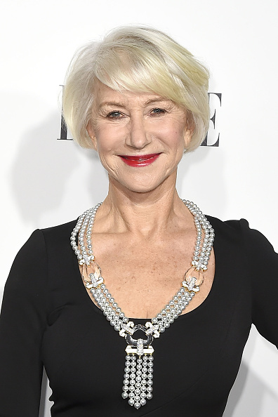 Mirren lució un llamativo collar plateado con perlas que cayó sobre su pecho.