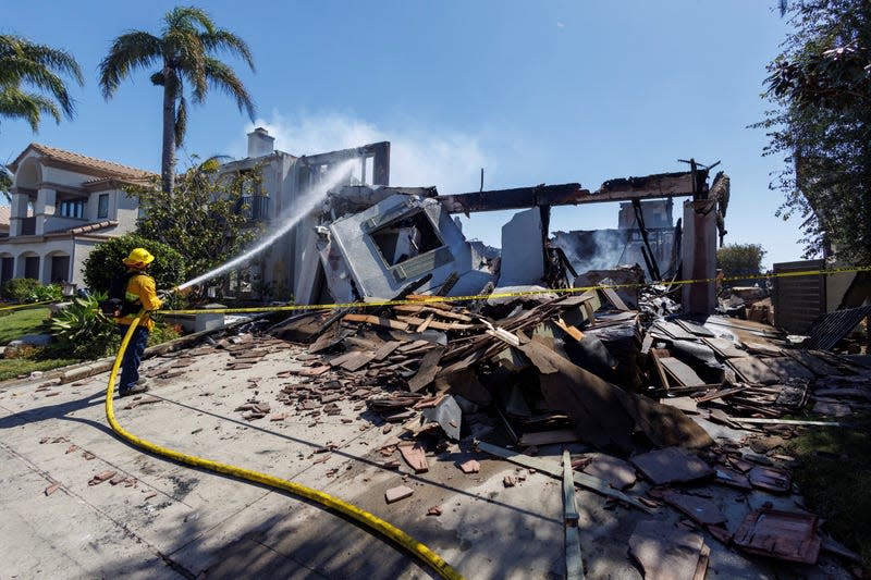 Kebakaran hutan yang dipicu oleh angin menghancurkan rumah-rumah di California