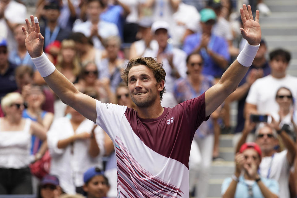 Casper Ruud celebra tras derrotar a Corentin Moutet en la cuarta ronda del US Open, el domingo 4 de septiembre de 2022, en Nueva York. (AP Foto/Eduardo Muñoz Alvarez)