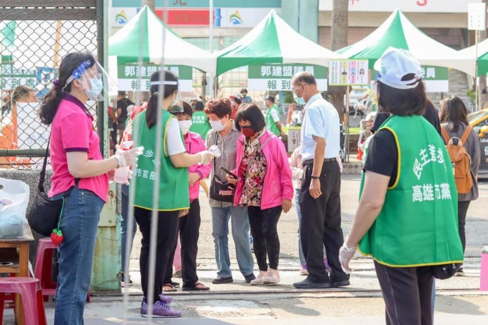 民進黨高雄市黨部兩年一次的黨職選舉在廿二日登場，黨部主委趙天麟一早到苓雅區的極限運動場投票。（記者吳文欽攝）