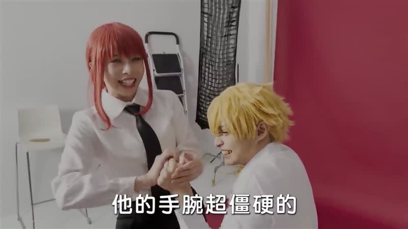 鬼伯伯和放火Cosplay《鏈鋸人》的「鹹豬手橋段」，讓男方憂心拍完會被告！（圖／翻攝自赤鬼伯伯YouTube）