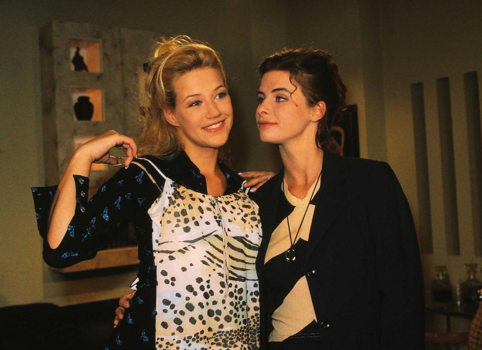 25 Jahre ist es her, dass Vanessa (Anne Brendler, rechts) Katja (Alexandra Neldel) bei den Vorbereitungen für eine Modenschau geholfen hat. Das "schöne" Leo-Print Kleid durfte da auf keinen Fall fehlen. (Bild: RTL / Rolf Baumgartner)