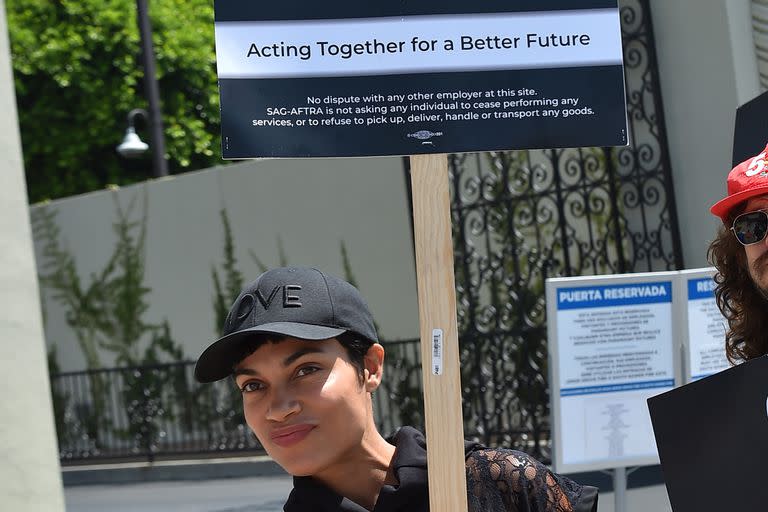 Rosario Dawson frente a los estudios Paramount, en Los Ángeles