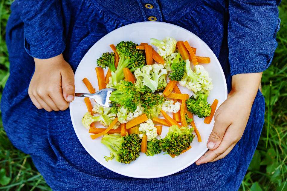 Kinder von klein auf vegetarisch ernähren - ist das gesund? Eine neue Studie meint: ja! (Bild: Getty Images)