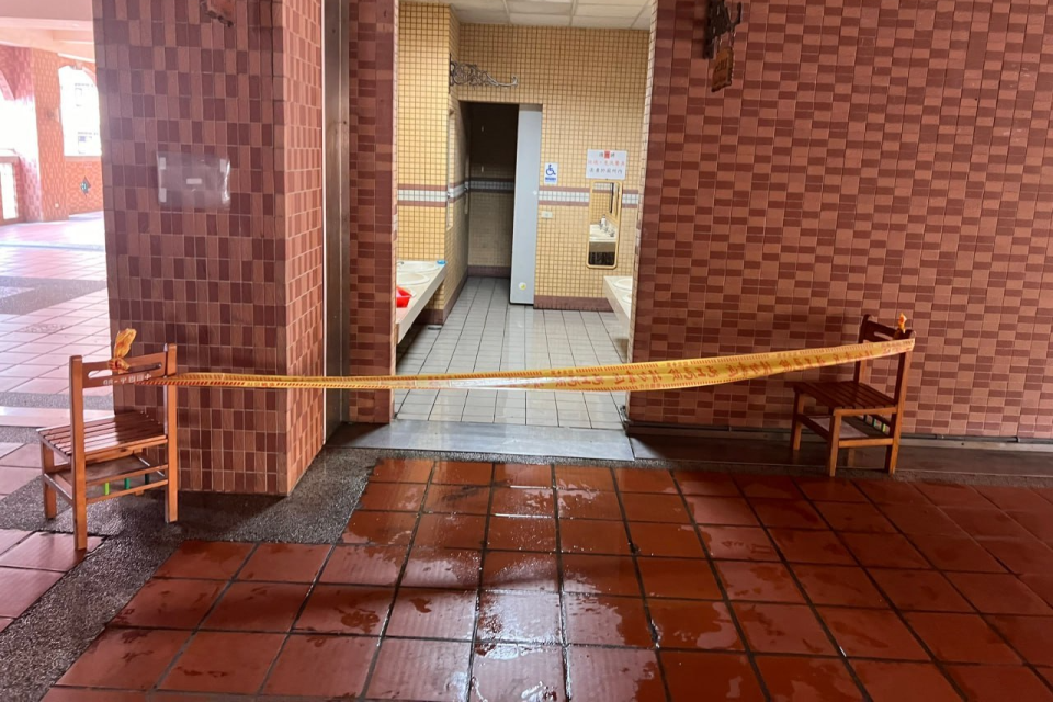 中園國小廁所水管破裂，拉封鎖線以維師生安全第一