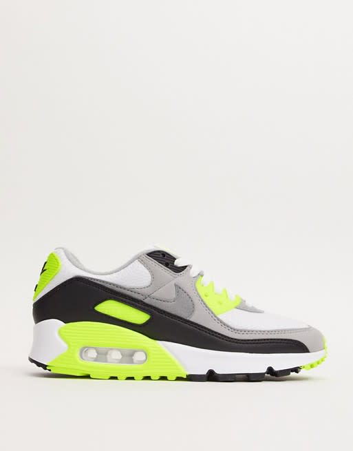 Elles ont fêté leurs 30 ans cette année, mais les <a href="https://fave.co/2POq3KX" rel="noopener" target="_blank" data-ylk="slk:Air Max 90;elm:context_link;itc:0;sec:content-canvas" class="link ">Air Max 90</a> suscitent toujours autant d'intérêt. Jamais démodé, le modèle emblématique de Nike s'est fait une place dans la rue, comme aux premiers rangs des défilés. Une star incontestée du monde de la sneaker et de ces soldes d'été 2020. <strong>Où la trouver encore en promotion ? </strong><a href="https://fave.co/2POq3KX" rel="noopener" target="_blank" data-ylk="slk:Nike Air Max 90, 74,95€ au lieu de 140€ sur ASOS;elm:context_link;itc:0;sec:content-canvas" class="link "><strong>Nike Air Max 90, 74,95€ au lieu de 140€ sur ASOS</strong></a>