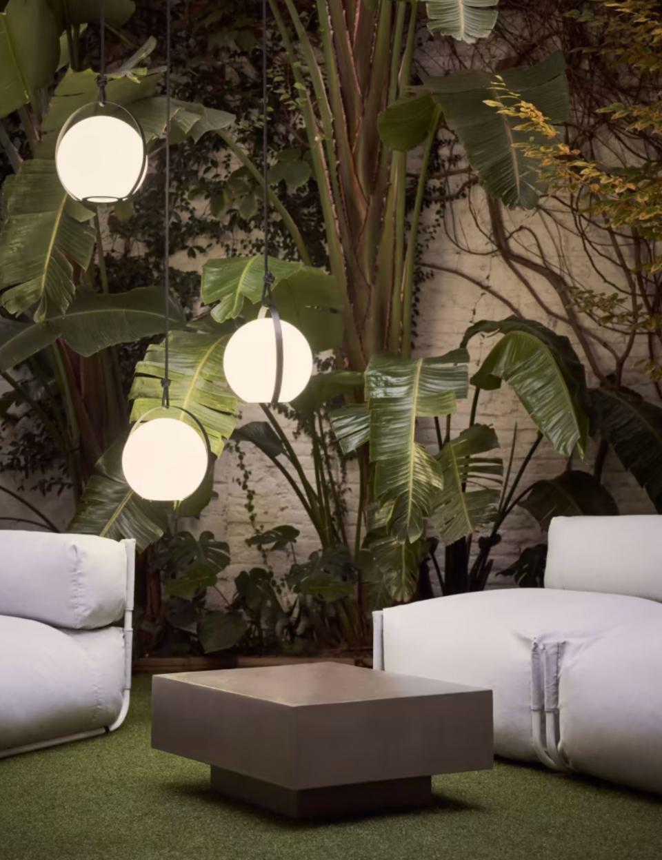 <p>69,99 euros </p><br><a href="https://kavehome.com/fr/fr/p/lampe-a-poser-nomade-dinesh-avec-poignee-en-acier-noir" rel="nofollow noopener" target="_blank" data-ylk="slk:Voir sur le site;elm:context_link;itc:0;sec:content-canvas" class="link ">Voir sur le site</a>