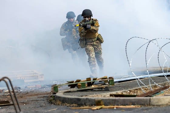 Ukrainian trainees practicing urban fighting techniques, Aug. 14, 2022.<span class="copyright">Courtesy the U.K. Ministry of Defence</span>