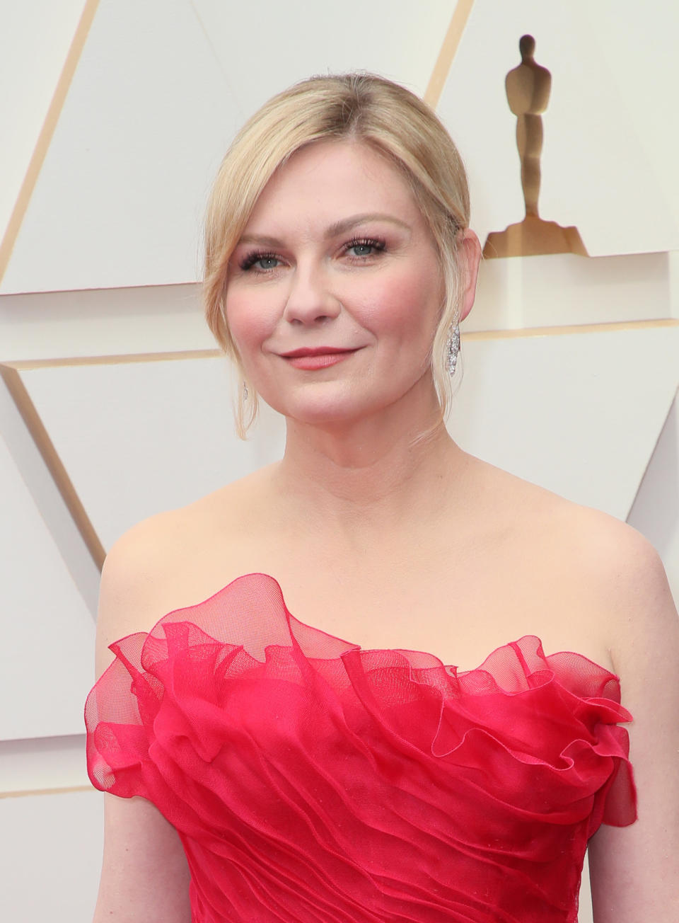 Kirsten Dunst attends the 94th Annual Academy Awards at Hollywood and Highland