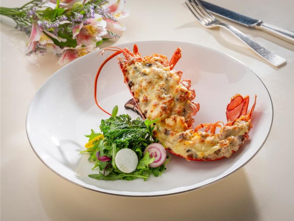 文華Cafe'主餐之一「法式熱月龍蝦」，為法式經典名菜。圖／台北文華東方酒店