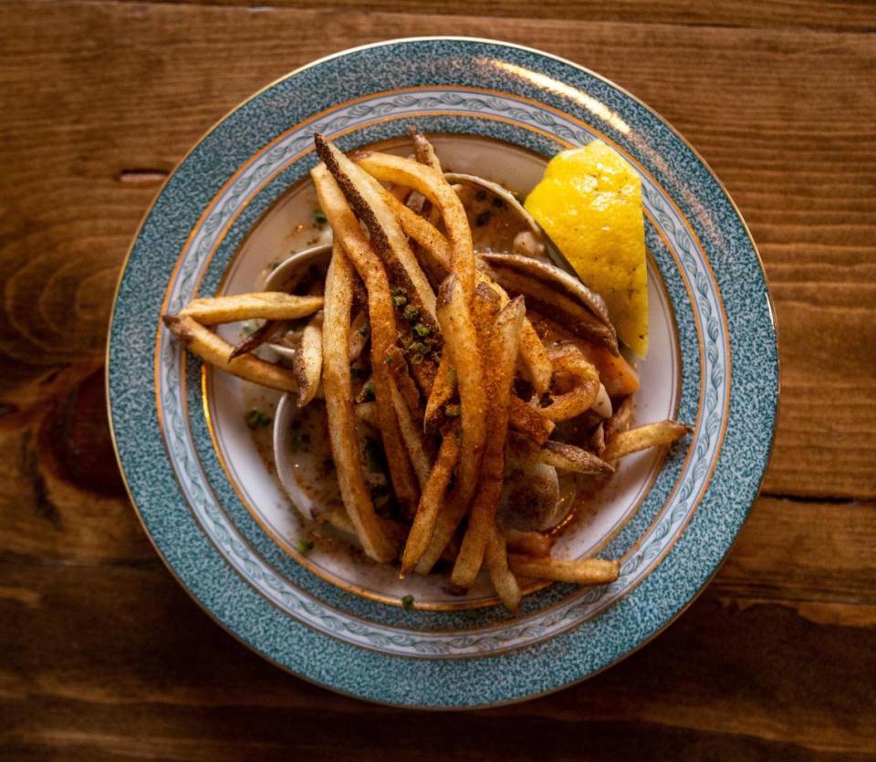 Patatas fritas con sopa de almejas en The Katherine, en Fort Lauderdale.