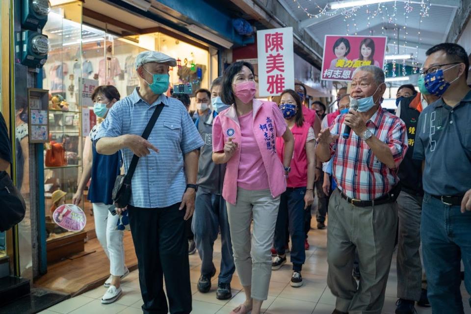 國民黨高雄市長參選人柯志恩認為，堀江與愛河和年輕人喜愛的駁二特區只有幾步之遙。倘若能串聯新舊景點，不只復甦堀江沒落商圈，更能擴大新興景點腹地，吸納更多人潮。（記者吳文欽攝）