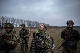 Le 12 mars 2024, en Ukraine. Des nouvelles recrues de l’armée ukrainienne prennent une petite pause pendant un exercice militaire.  . PHOTO Viacheslav Ratynskyi/REUTERS