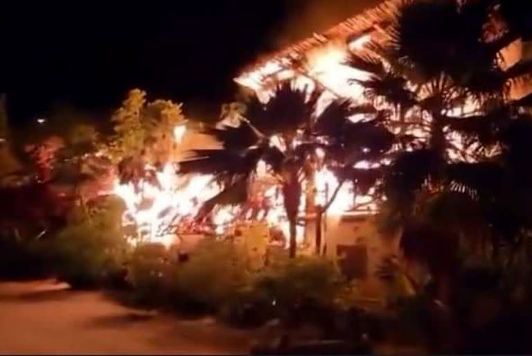 Incendio consume hoteles en la isla de Holbox, Cancún