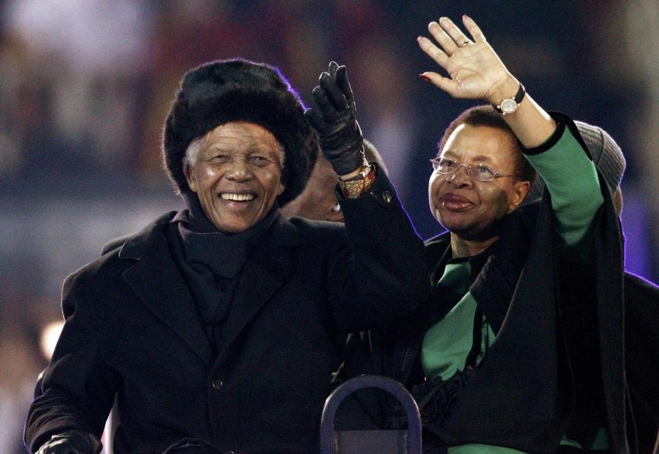 El expresidente de Sudáfrica Nelson Mandela y su esposa Graca Machel saludan al público durante la ceremonia de clausura para la Copa Mundial de Fútbol del 2010. REUTERS/Michael Kooren/Files