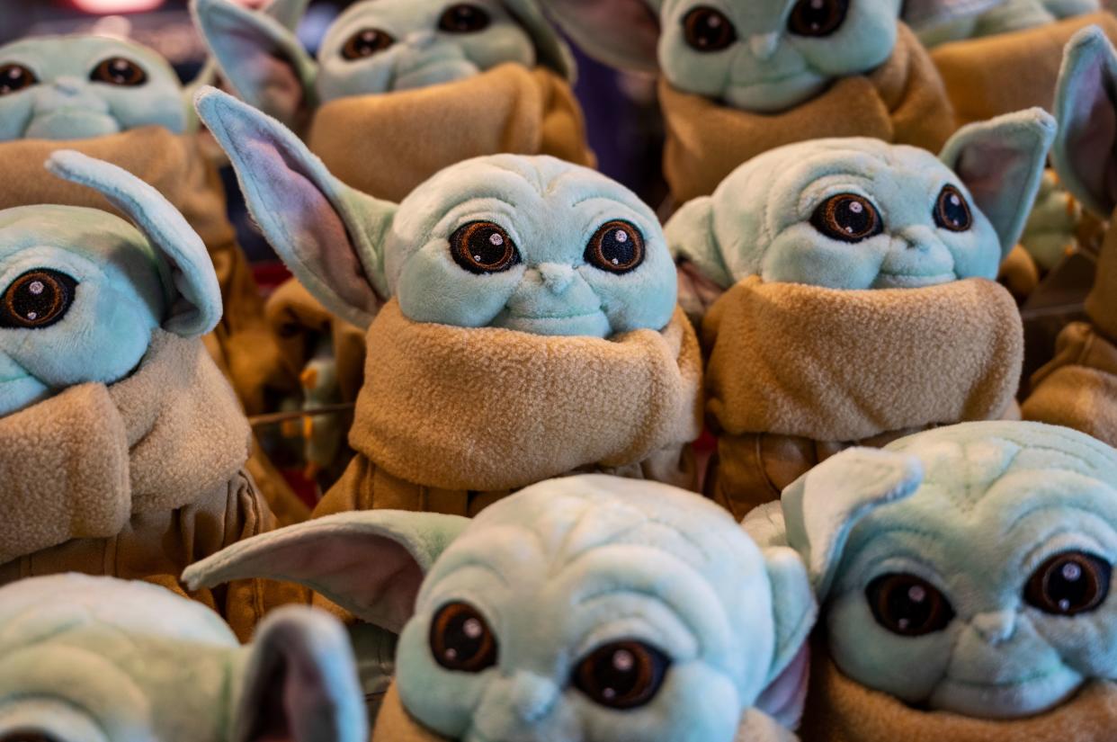 <p>Desde roscas hasta nacimientos y campañas políticas, “Baby Yoda” se apoderó de México.</p> (Chukrut Budrul/SOPA Images/Shutterstock)