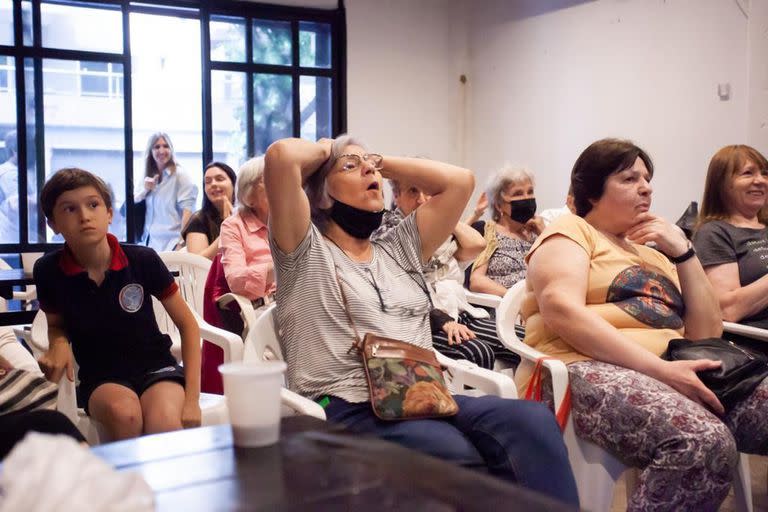 Elsa Aguilar palpitó cada jugada del último partido en el Centro de Jubilados Participar junto a sus amigas