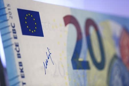 The signature of President of the European Central Bank (ECB) Mario Draghi is written upon an outsized specimen new 20 Euro banknote at the ECB headquarters in Frankfurt February 24, 2015. REUTERS/Ralph Orlowski